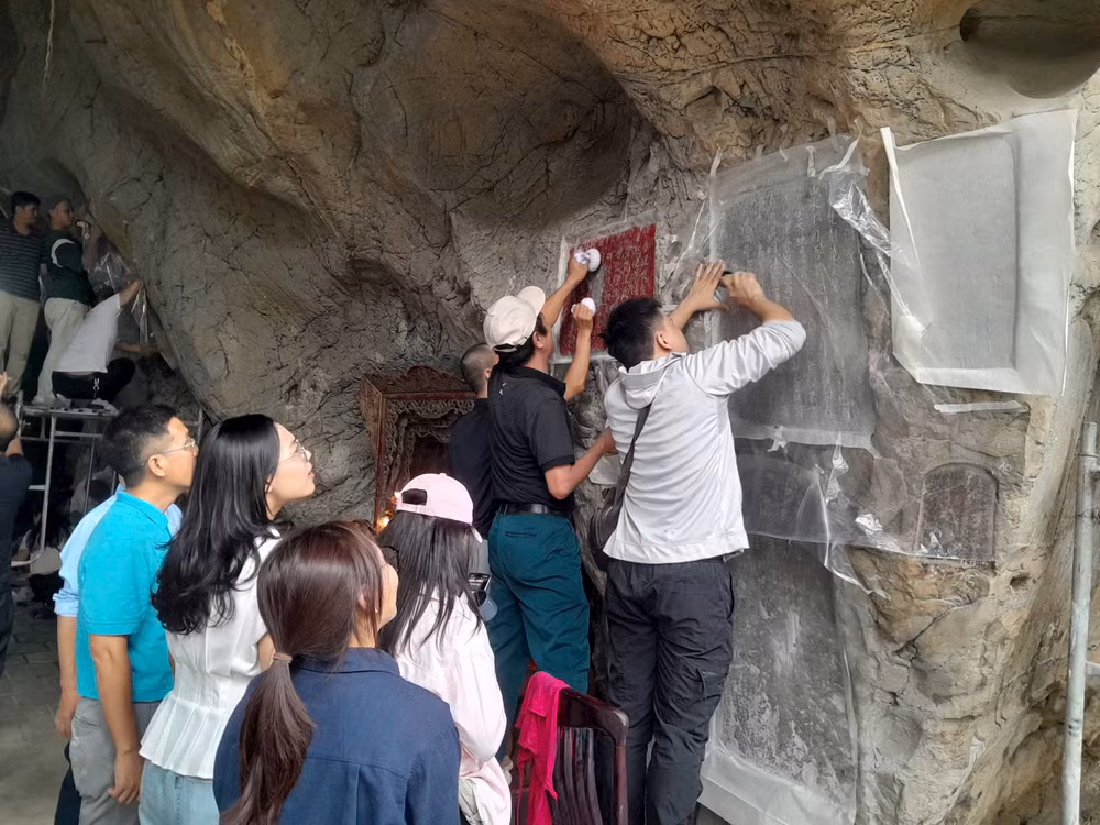 Thực hành dập bia ở động Kính Chủ (Kinh Môn, TP Hải Phòng).