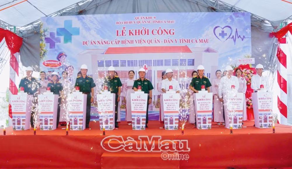 Các đại biểu thực hiện nghi thức ấn nút khởi công Dự án nâng cấp Bệnh viện Quân - Dân y Cà Mau.