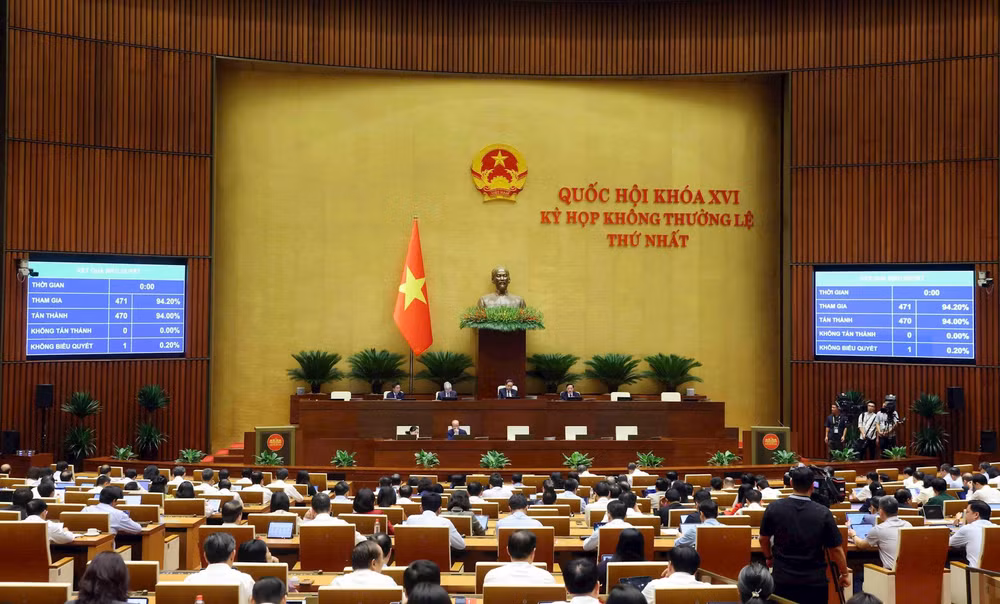 Tại kỳ họp không thường lệ thứ nhất, Quốc hội Khóa XVI đã xem xét, thông qua 15 luật, 6 nghị quyết quy phạm pháp luật.