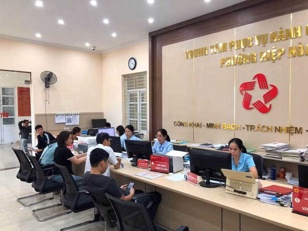 Cán bộ Trung tâm Phục vụ hành chính công phường Hiệp Hòa (Bắc Ninh) giải quyết thủ tục hành chính phục vụ người dân.