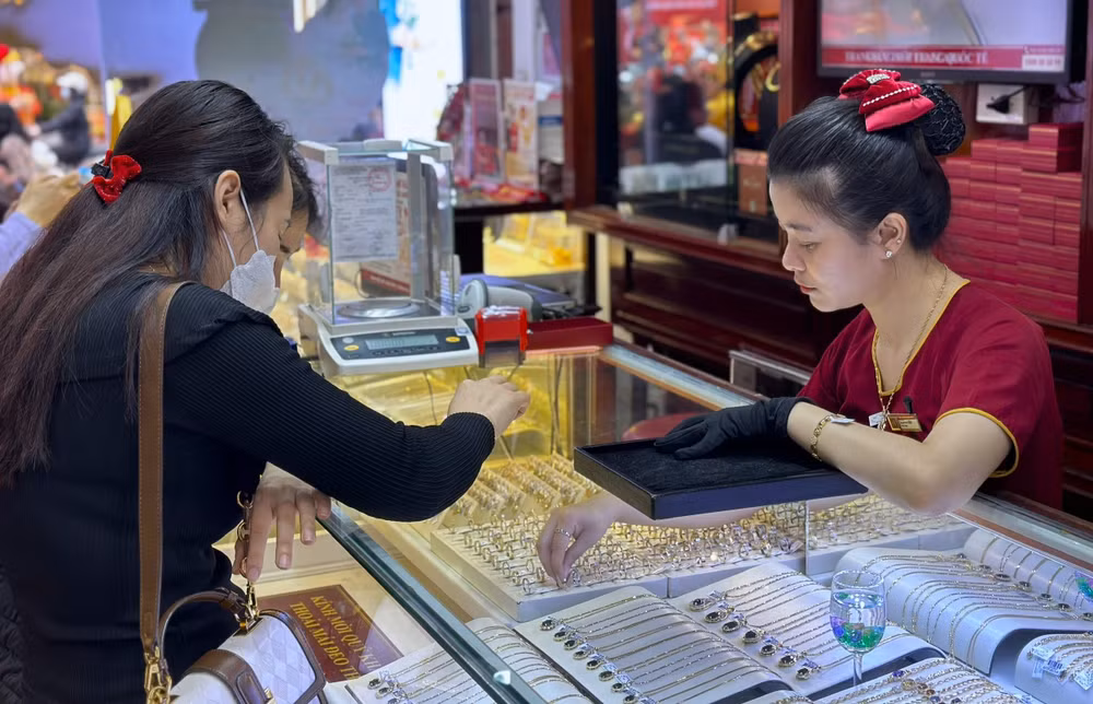 Giá vàng ở thị trường trong nước, sau giai đoạn “sóng tăng” mạnh đã lao dốc bất thường khiến nhiều nhà đầu tư mua vàng ở đỉnh đang phải chịu khoản lỗ nặng nề. (Ảnh: Minh Phương) 
