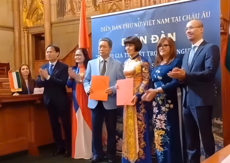 Ban Tổ chức Cuộc Vận động xây dựng văn hóa doanh nghiệp Việt Nam và Diễn đàn Phụ nữ Việt Nam tại châu Âu kí kết Chương trình phối hợp triển khai Ngày Văn hóa doanh nghiệp Việt Nam.