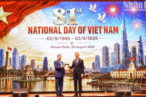Phó Thủ tướng Thứ nhất Neth Savoeun và Đại sứ Nguyễn Minh Vũ cụng ly chúc mừng kỷ niệm 81 năm Quốc khánh Việt Nam. (Ảnh: ĐINH TRƯỜNG)
