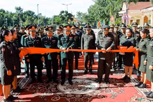 Các đại biểu hai Bộ Quốc phòng Việt Nam và Campuchia cắt băng khánh thành trụ sở mới của Sở chỉ huy Quân khu 3, Quân đội Hoàng gia Campuchia. (Ảnh: Bộ Quốc phòng Campuchia)