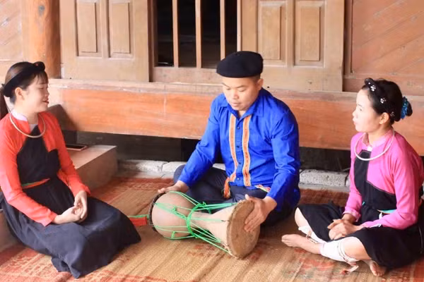 Nghệ nhân Sầm Văn Đạo hướng dẫn các thành viên Câu lạc bộ Bảo tồn văn hóa dân tộc Cao Lan xã Phú Lương đánh trống sành.