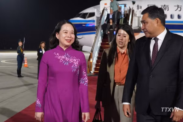 Phó Chủ tịch thứ nhất Nội các Daniyar Amangeldiev đón Phó Chủ tịch nước Võ Thị Ánh Xuân tại sân bay quốc tế Manas, thủ đô Bishkek. (Ảnh: Tâm Hằng/PV TTXVN tại SNG)
