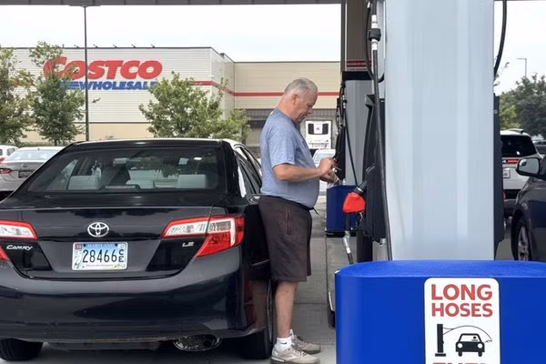 Khách hàng mua xăng tại một trạm nhiên liệu của Costco ở thủ đô Washington D.C. Chi phí nhiên liệu tăng có thể làm gia tăng gánh nặng sinh hoạt đối với người cao niên. (Ảnh: Đoàn Hùng/TTXVN)