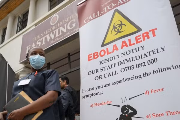 Bảng thông tin cảnh báo dịch Ebola tại bệnh viện Nairobi ở thủ đô Nairobi, Kenya. (Ảnh: THX/TTXVN phát)