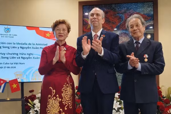 Đại sứ Cuba Rogelio Polanco Fuentes cùng bà Phương Song Liên và ông Nguyễn Xuân Phong.