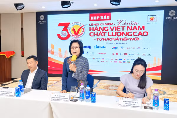 Bà Vũ Kim Hạnh, Chủ tịch Hiệp hội Doanh nghiệp Hàng Việt Nam chất lượng cao chia sẻ tại sự kiện. (Ảnh: CTV)