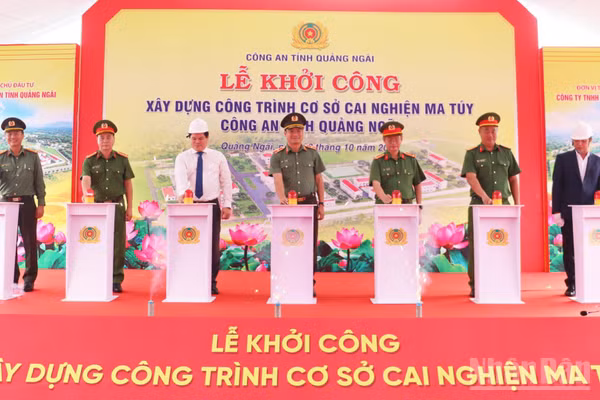 Các đại biểu thực hiện nghi thức khởi công xây dựng công trình cơ sở cai nghiện ma túy tại thôn An Nhơn, xã Trà Giang, tỉnh Quảng Ngãi. (Ảnh: HIỂN CỪ)