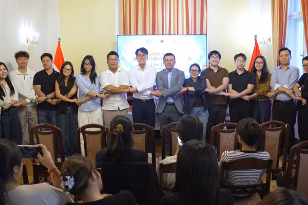 Ông Vũ Lê Thái Hoàng, Đại sứ Việt Nam tại Cộng hòa Áo và Ban Chấp hành Hội Sinh viên Việt Nam tại Áo nhiệm kỳ 2026–2028.