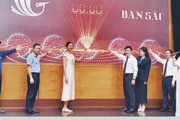 Các đại biểu thực hiện nghi thức bấm nút phát động Chương trình “Bản sắc” năm 2026. (Ảnh: TTXVN)