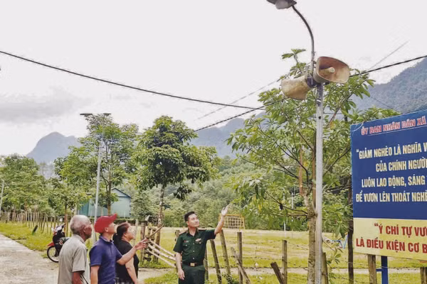 Bộ đội Biên phòng Đồn Cà Xèng hướng dẫn người dân bản Yên Hợp cách vận hành của mô hình “Truyền thanh bản xa” (Ảnh: LÂM QUANG HUY)