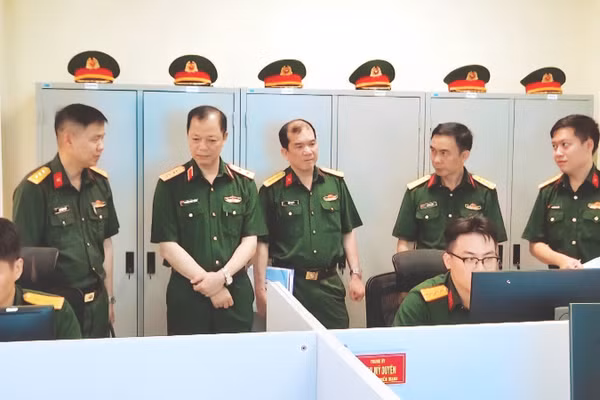 Kiểm tra thực hiện nhiệm vụ tác chiến tại Trung tâm 386, Bộ Tư lệnh 86. (Ảnh: BỘ TƯ LỆNH 86)