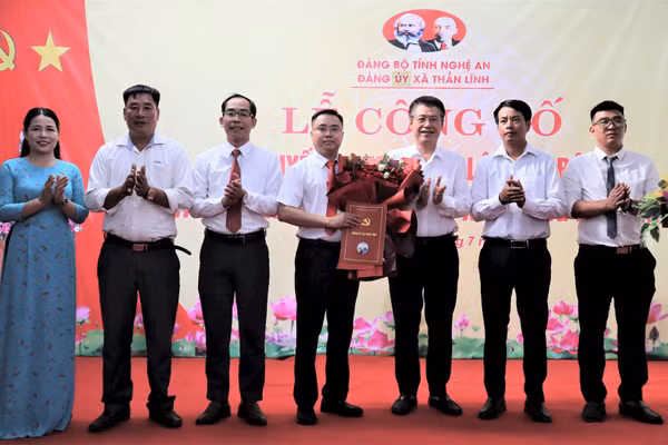 Lễ công bố quyết định thành lập Chi bộ Văn phòng Công ty TNHH Xây dựng Hoa Việt tại xã Thân Lĩnh, ngày 10/7/2026.