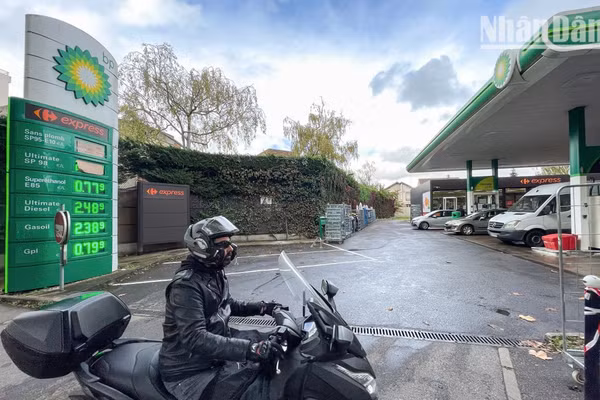 Giá xăng dầu được hiển thị tại một trạm xăng ở thành phố Joinville-le-Pont, ngoại ô Paris (Pháp). (Ảnh: MINH DUY)