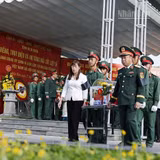 Thiếu tướng Nguyễn Ngọc Ngân và đồng chí Cao Thị Tuyết Lan, Phó Chủ tịch Hội đồng nhân dân tỉnh Điện Biên cùng di chuyển linh cữu hài cốt liệt sĩ để an táng tại Nghĩa trang Liệt sĩ Tông Khao. (Ảnh: LÊ LAN)