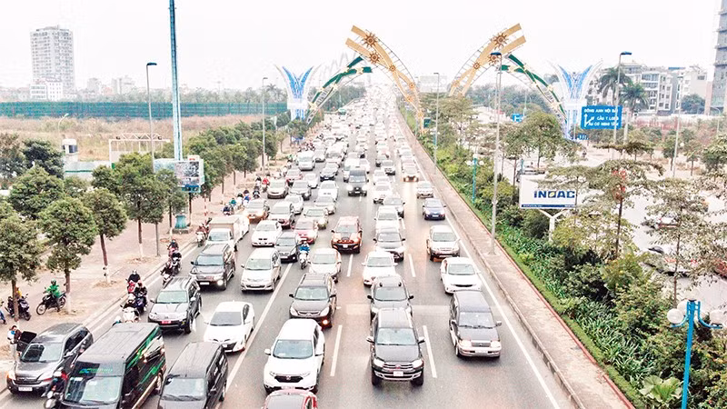Dù đã dành nguồn lực lớn để đầu tư hạ tầng giao thông và hệ thống vận tải hành khách công cộng, nhưng tình trạng ùn tắc giao thông tại Hà Nội vẫn diễn biến phức tạp. (Ảnh DUY LINH)