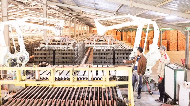 Với dây chuyền sản xuất gạch tuy-nel hiện đại giúp Công ty TNHH Phú Điền nâng cao năng suất, chất lượng sản phẩm.