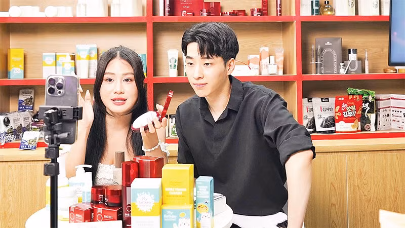 Hoạt động livestream bán hàng trên các sàn thương mại điện tử diễn ra sôi động trên địa bàn Thành phố Hồ Chí Minh. (Ảnh THẾ ANH)
