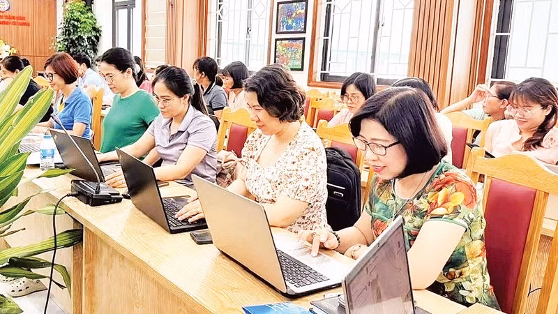Giáo viên các trường ở Hà Nội tham gia bồi dưỡng ứng dụng AI.