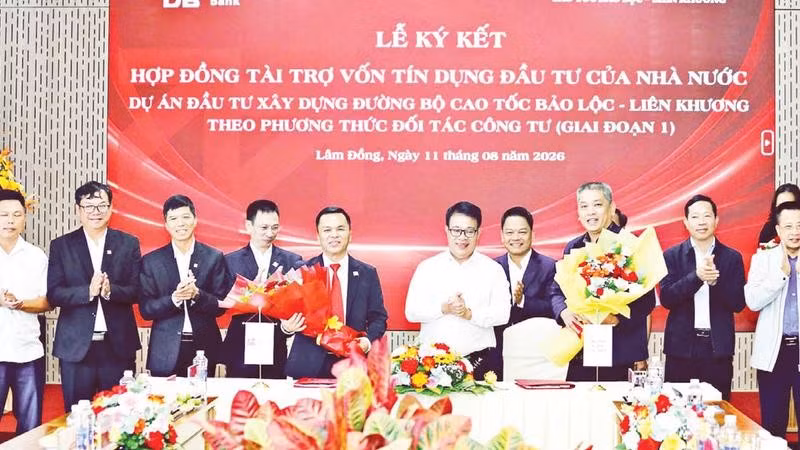 Lãnh đạo tỉnh Lâm Đồng chúc mừng hai đơn vị ký hợp đồng tín dụng (Ảnh MAI VĂN BẢO)