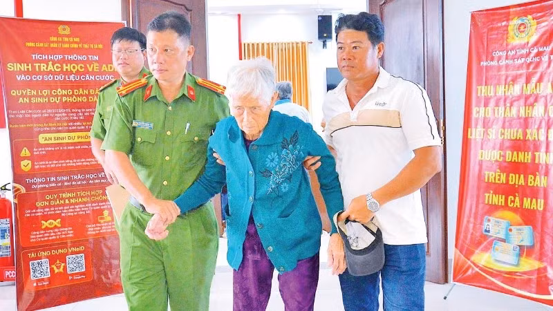 Cán bộ Công an Cà Mau hỗ trợ, giúp đỡ thân nhân liệt sĩ già yếu đến nơi thu nhận mẫu ADN.