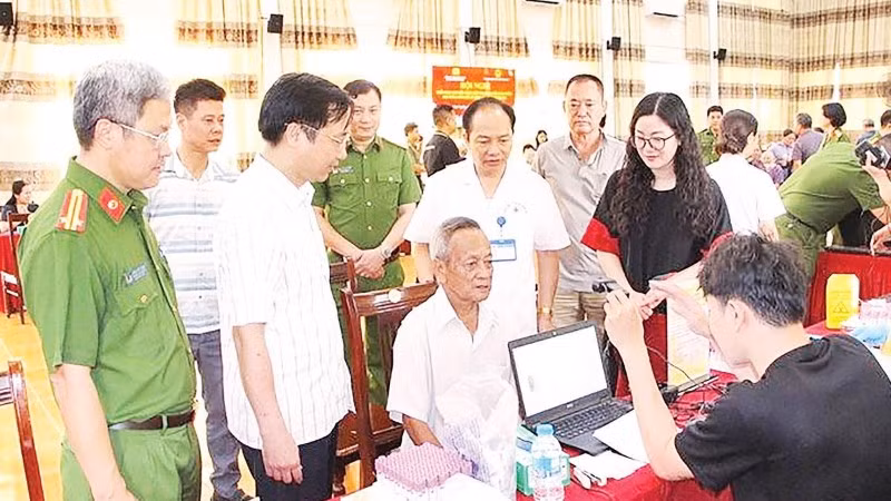 Lấy mẫu sinh phẩm ADN của thân nhân liệt sĩ tại xã Phú Nghĩa, Hà Nội. (Ảnh nhandan.vn)