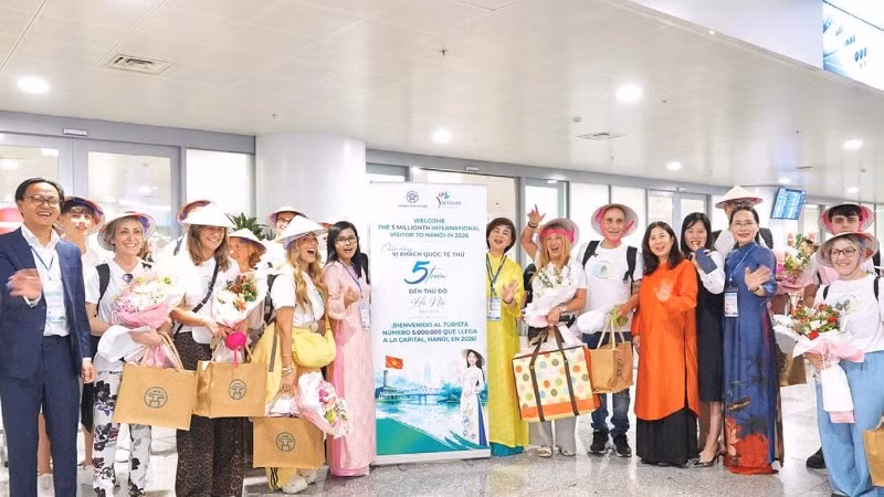 Hà Nội tặng quà cho vị khách thứ 5 triệu đến Thủ đô năm 2026. 
