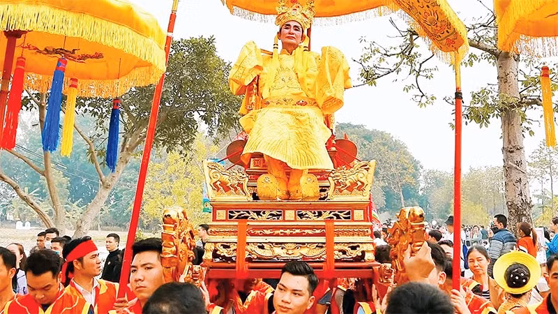 Lễ hội rước vua giả ở đền Sái (xã Thư Lâm, Hà Nội) là lễ hội lớn trong vùng, hằng năm thu hút đông đảo khách du lịch.