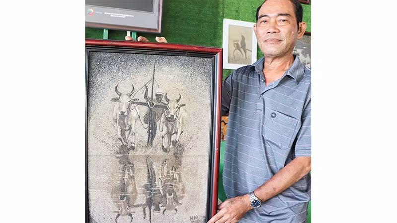 Ông Nguyễn Hoàng Nam và bức tranh "Đua bò Bảy Núi".