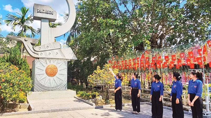 Thế hệ trẻ Thanh Hóa trong một cuộc về nguồn, tìm hiểu vai trò lãnh đạo của Đảng qua các thời kỳ cách mạng. 