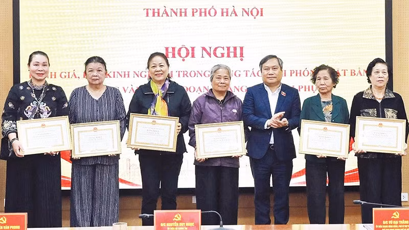 Chủ tịch Ủy ban nhân dân thành phố Hà Nội Vũ Đại Thắng tặng bằng khen cho các cá nhân và hộ gia đình thực hiện tốt công tác giải phóng mặt bằng đường Vành đai 1, đoạn Hoàng Cầu-Voi Phục.