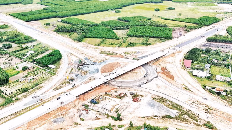 Các đơn vị đang gấp rút thi công hoàn thành nút giao đường vành đai 3-Thành phố Hồ Chí Minh và đường 25C.