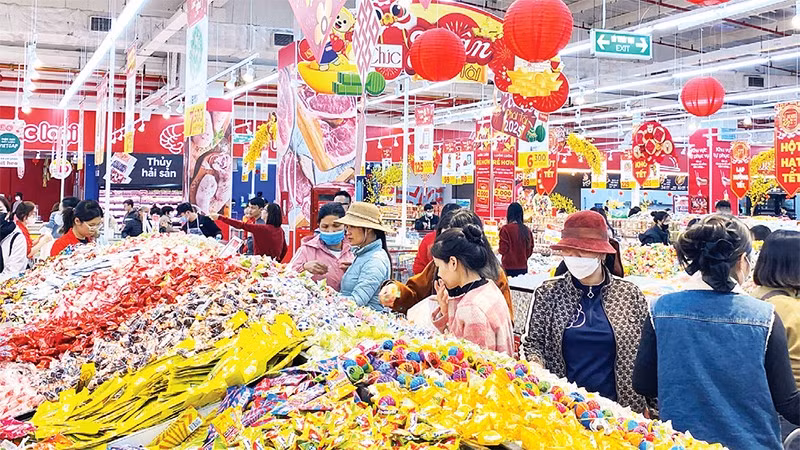 Người dân mua sắm hàng Tết tại siêu thị GO! Thăng Long.
