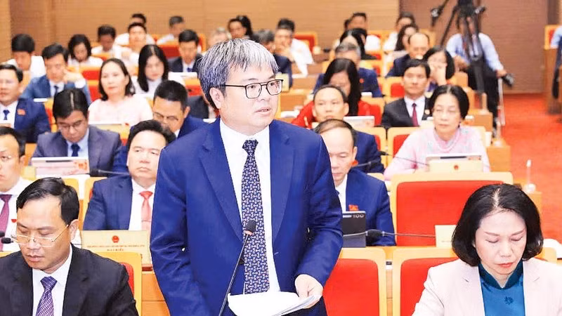 Phó Chủ tịch Ủy ban nhân dân Thành phố Hà Nội Trương Việt Dũng trả lời chất vấn về “điểm nghẽn” úng ngập tại nghị trường.