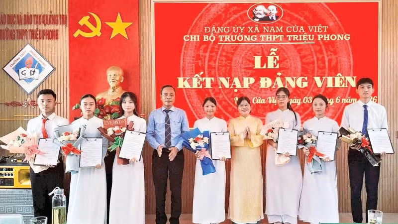 Em Lê Thanh Hoàn (ngoài cùng bên phải) trong lễ kết nạp đảng viên tại Chi bộ Trường THPT Triệu Phong.
