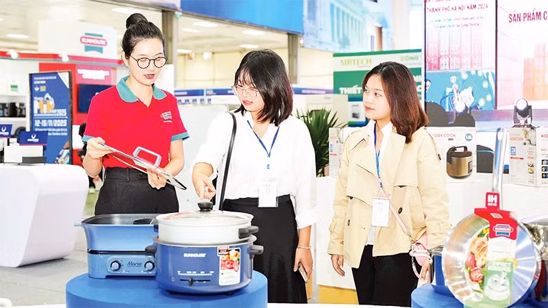 Khách hàng tìm hiểu sản phẩm tại Hội chợ triển lãm sản phẩm công nghiệp chủ lực Thành phố Hà Nội năm 2025.