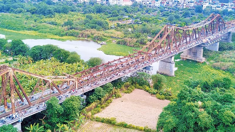 Dự án Trục đại lộ cảnh quan sông Hồng hướng tới hiện thực hóa giấc mơ về một Thủ đô phát triển hài hòa, xứng tầm vị thế trung tâm chính trị, kinh tế, văn hóa của cả nước. Trong ảnh: Một góc khu vực sông Hồng. (Ảnh THẾ ĐẠI)