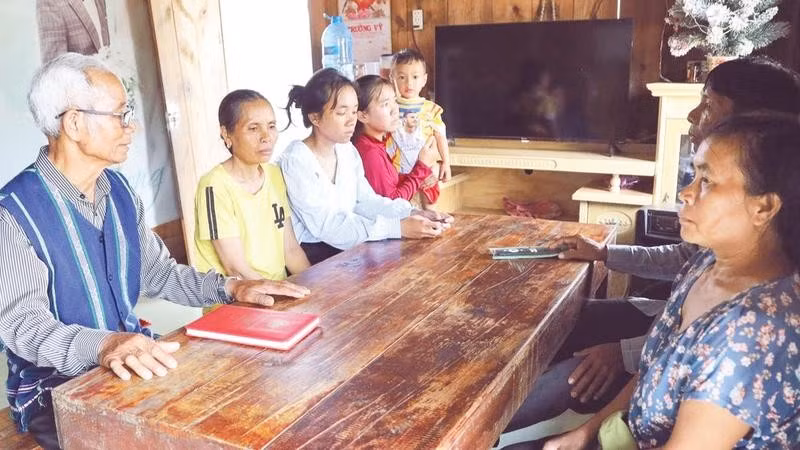 Đồng bào dân tộc Cơ Ho thôn R'Chai luôn xem ông Ha Bang như một điểm tựa tinh thần giữ gìn an ninh trật tự, xây dựng đời sống văn hóa ở khu dân cư.
