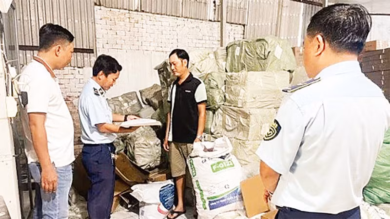 Lực lượng Quản lý thị trường Thành phố Hồ Chí Minh phát hiện nhiều thực phẩm, bánh kẹo không rõ nguồn gốc, xuất xứ.