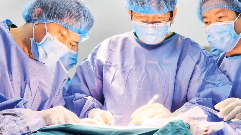 Các bác sĩ thực hiện ca phẫu thuật lấy, ghép thận tại Bệnh viện đa khoa thành phố Cần Thơ.