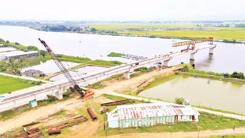 Dự án cầu Tam Tiến và đường dẫn được khởi công từ tháng 12/2020, tuy nhiên hơn 4 năm qua, dự án vẫn xây dựng dang dở.