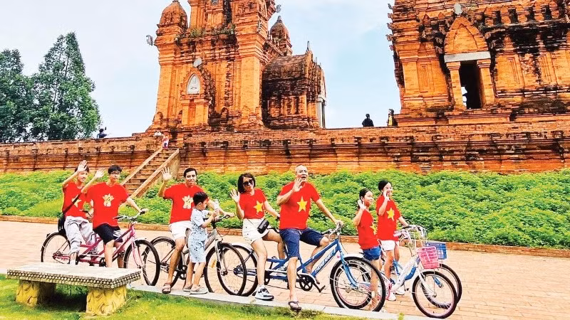 Khách du lịch đến với Làng Văn hóa - du lịch các dân tộc Việt Nam.
