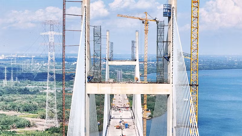 Cầu Bình Khánh bắc qua sông Soài Rạp (nối hai huyện Nhà Bè và Cần Giờ cũ) đang được gấp rút hoàn thiện. (Ảnh THẾ ANH)