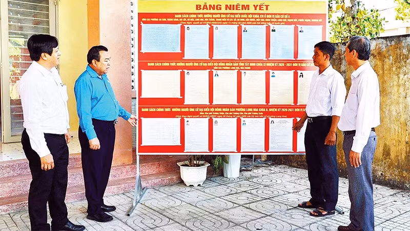 Phó Bí thư Tỉnh ủy, Trưởng Đoàn đại biểu Quốc hội tỉnh Tây Ninh Phạm Hùng Thái (áo xanh) khảo sát, kiểm tra tiến độ công tác chuẩn bị bầu cử đại biểu Quốc hội khóa XVI và đại biểu HĐND các cấp nhiệm kỳ 2026-2031 trên địa bàn phường Long Hoa.