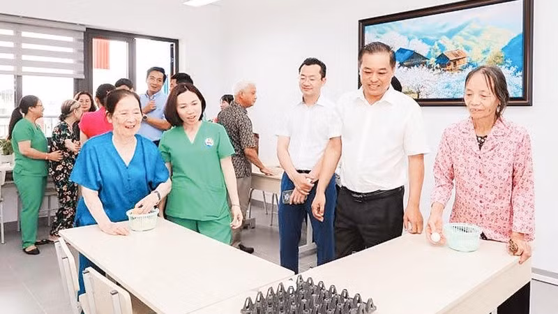 Người cao tuổi được tham gia các hoạt động phù hợp với thể trạng tại Cơ sở chăm sóc sức khỏe ban ngày cho người cao tuổi của phường Long Biên (Ảnh LINH PHẠM)