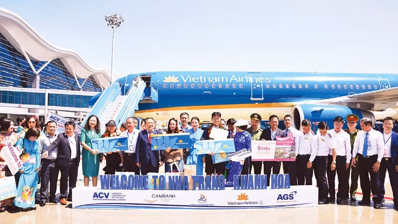 Lãnh đạo tỉnh, ngành du lịch Khánh Hòa đón khách du lịch nước ngoài tại Cảng hàng không quốc tế Cam Ranh.