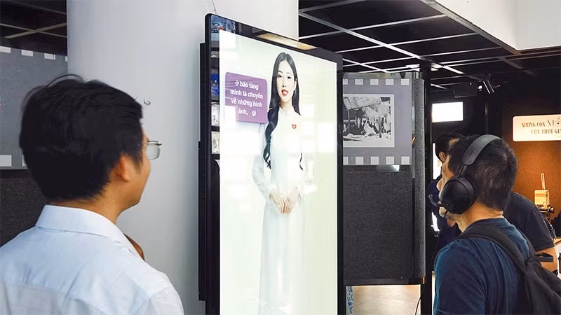Du khách tham quan tại Nhà triển lãm số 158 đường Đồng Khởi, phường Sài Gòn - mô hình trưng bày bảo tàng công nghệ số tiên phong tại Việt Nam. (Ảnh MẠNH HẢO)